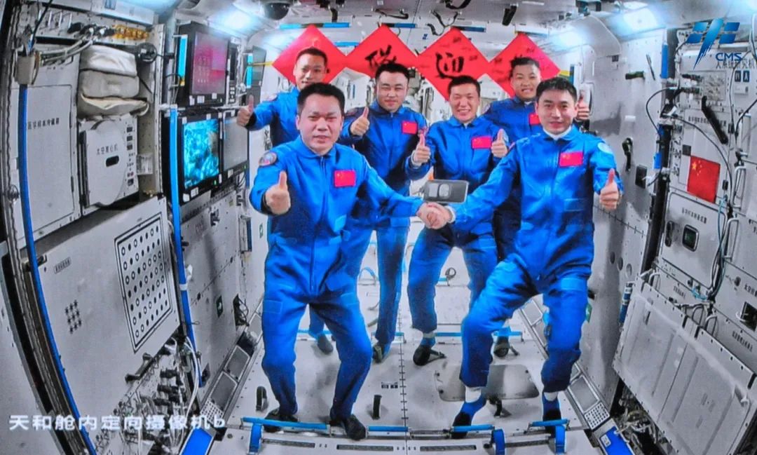 神舟十七号、神舟十八号两个航天员乘组“太空会师”。来源：中国载人航天工程